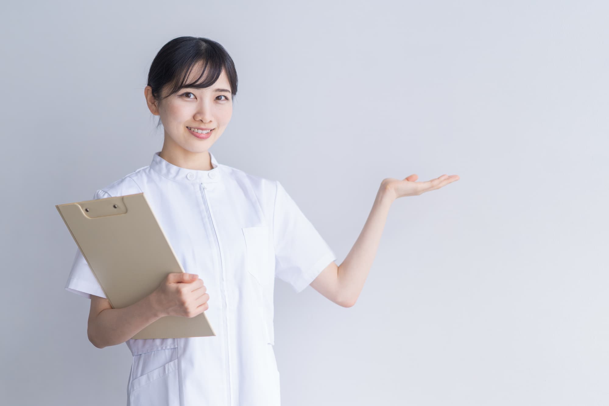 入れ歯治療の流れと保険適用の手続きを説明する歯科衛生士の女性