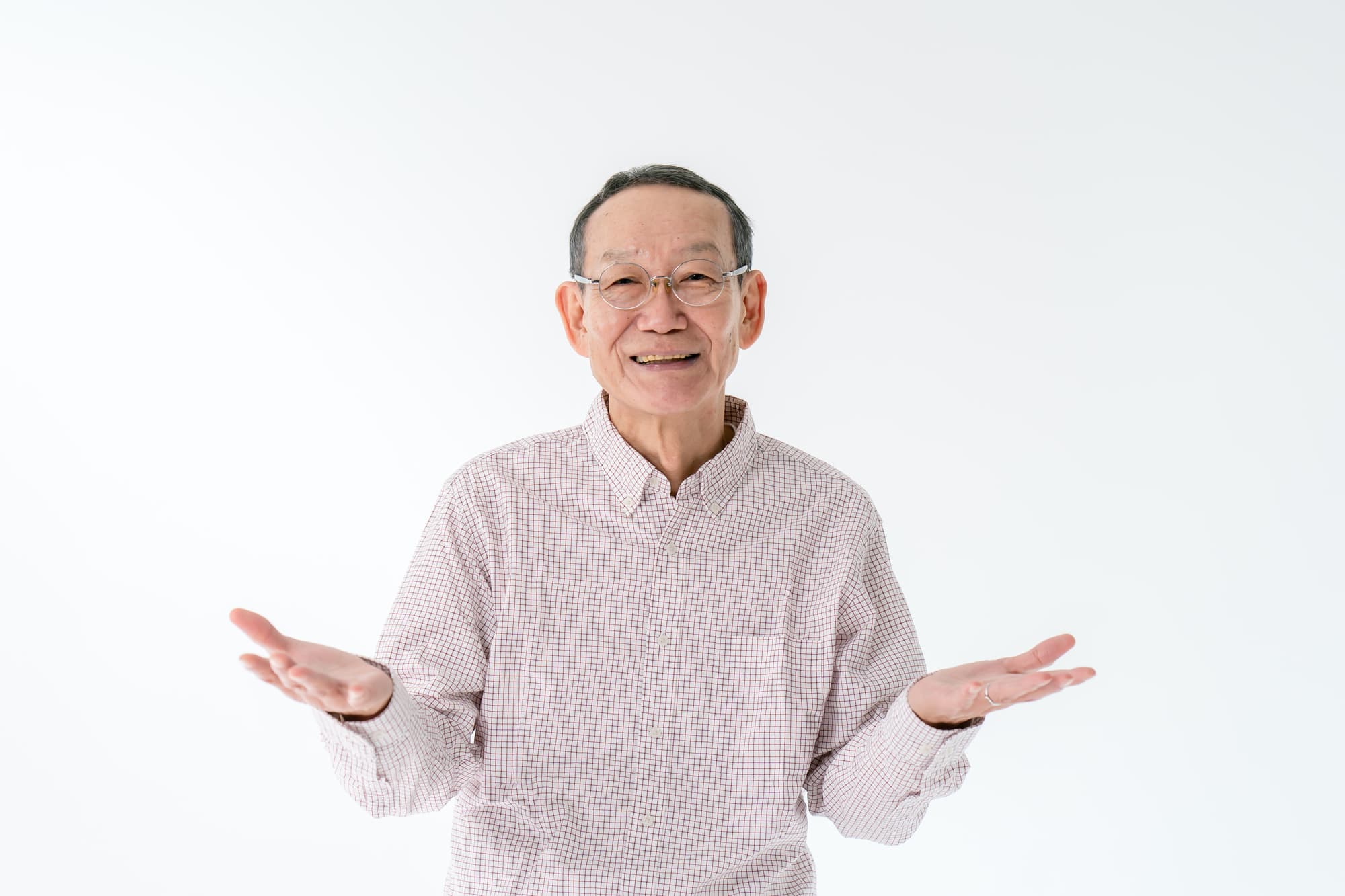 保険適用外（自費）の入れ歯との違いを紹介する高齢男性