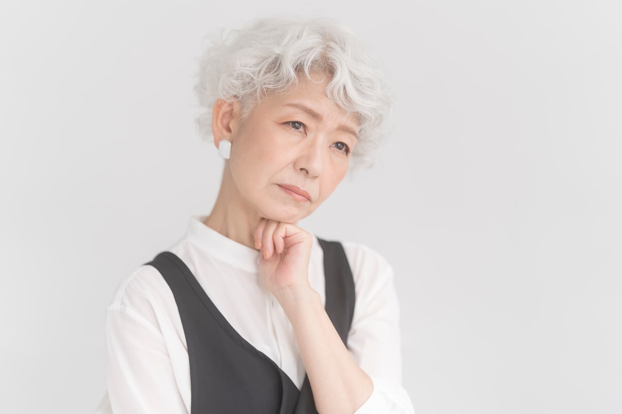 入れ歯は保険適用できるのか考える高齢女性