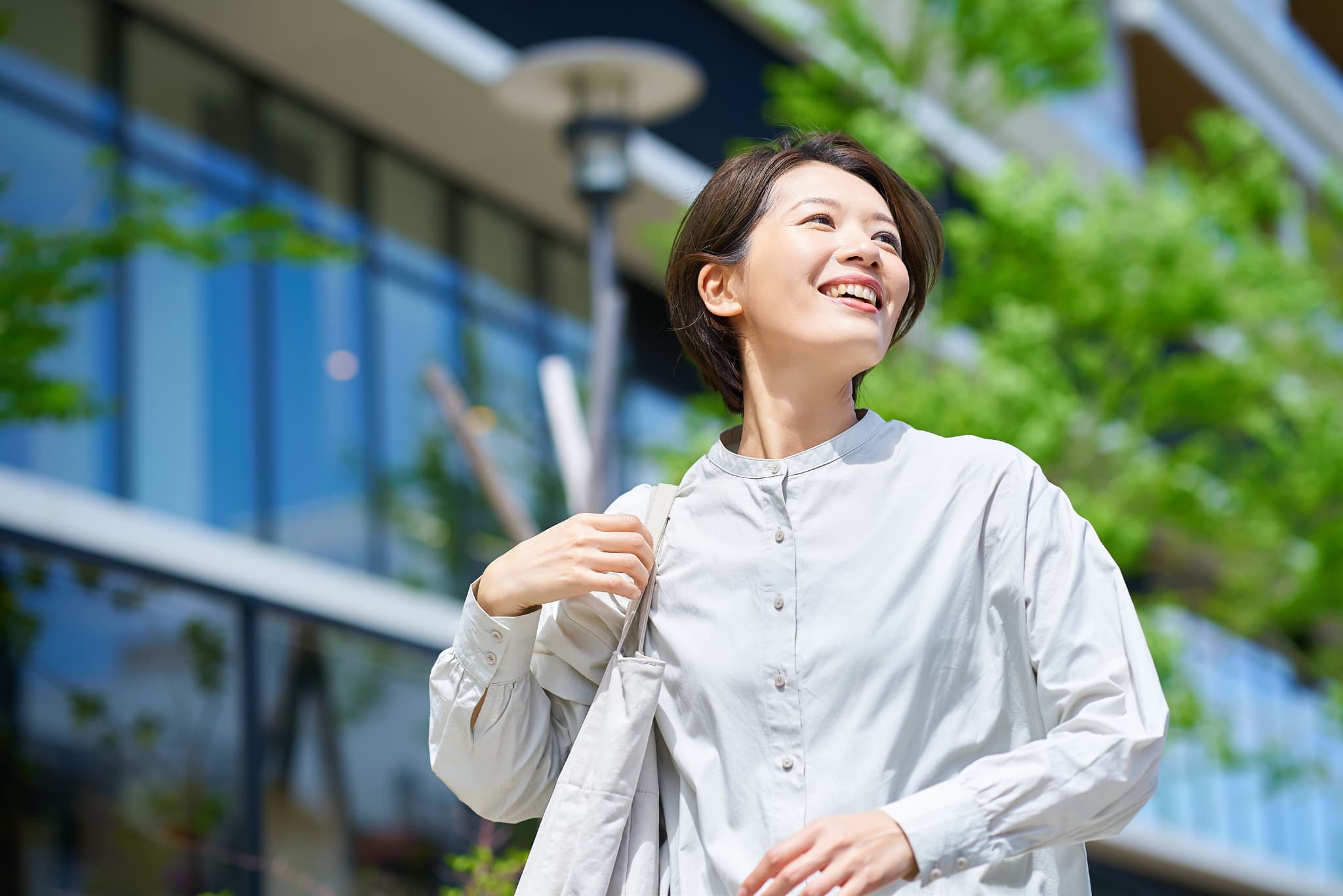 笑顔で街を歩く女性
