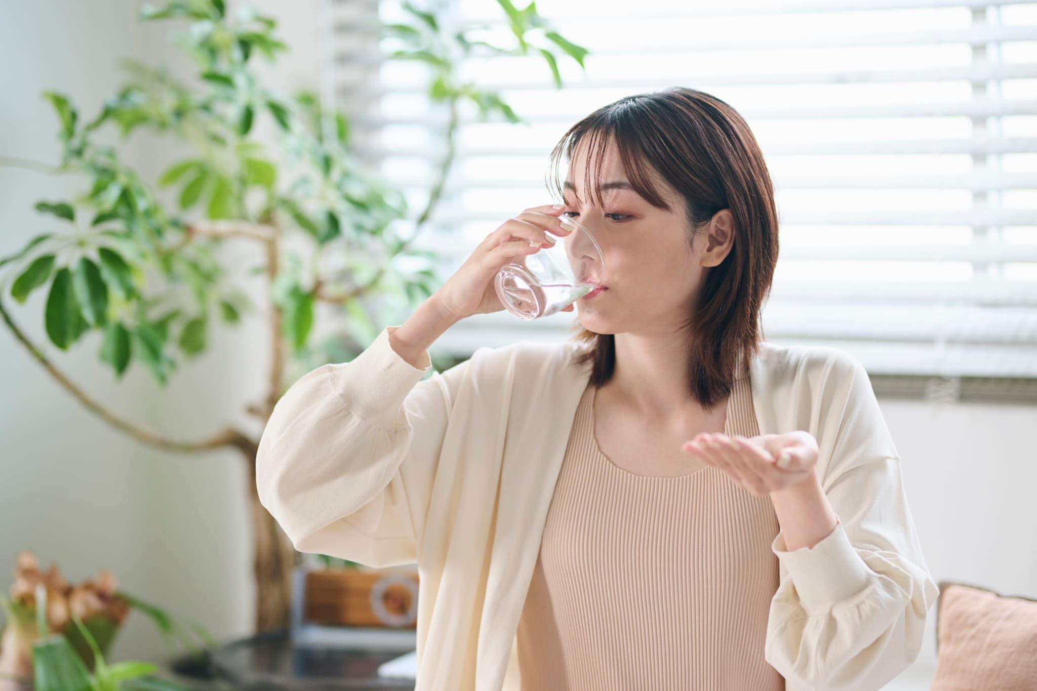 鎮痛剤を服用する女性