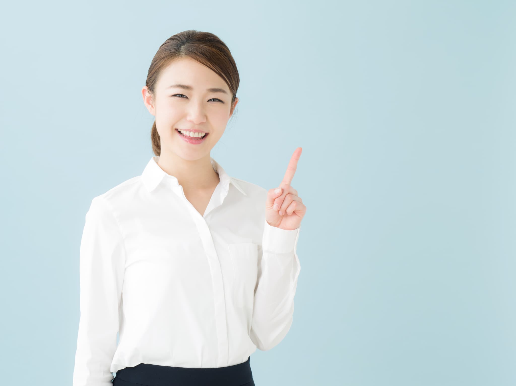 セラミック治療が選ばれる理由を指さし確認する女性