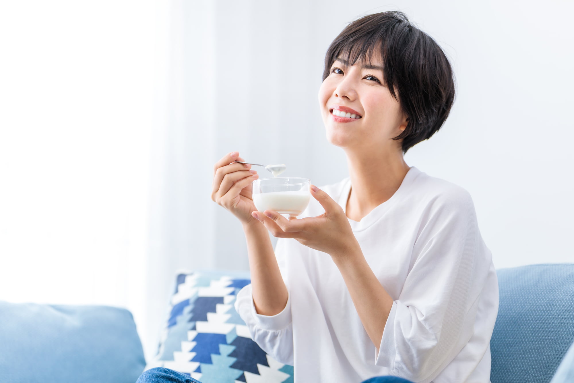 親知らずを抜歯し美味しく食事をいただく女性
