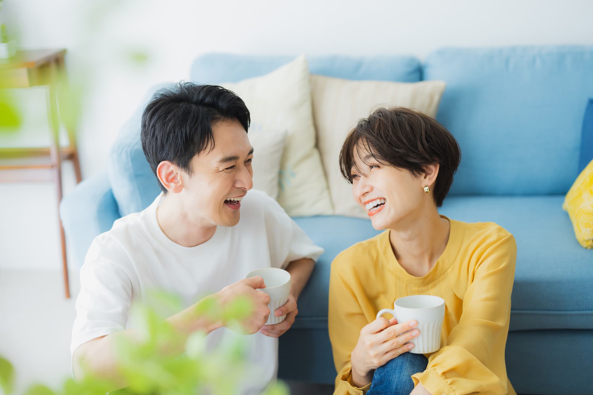 笑顔で会話を楽しむ夫婦