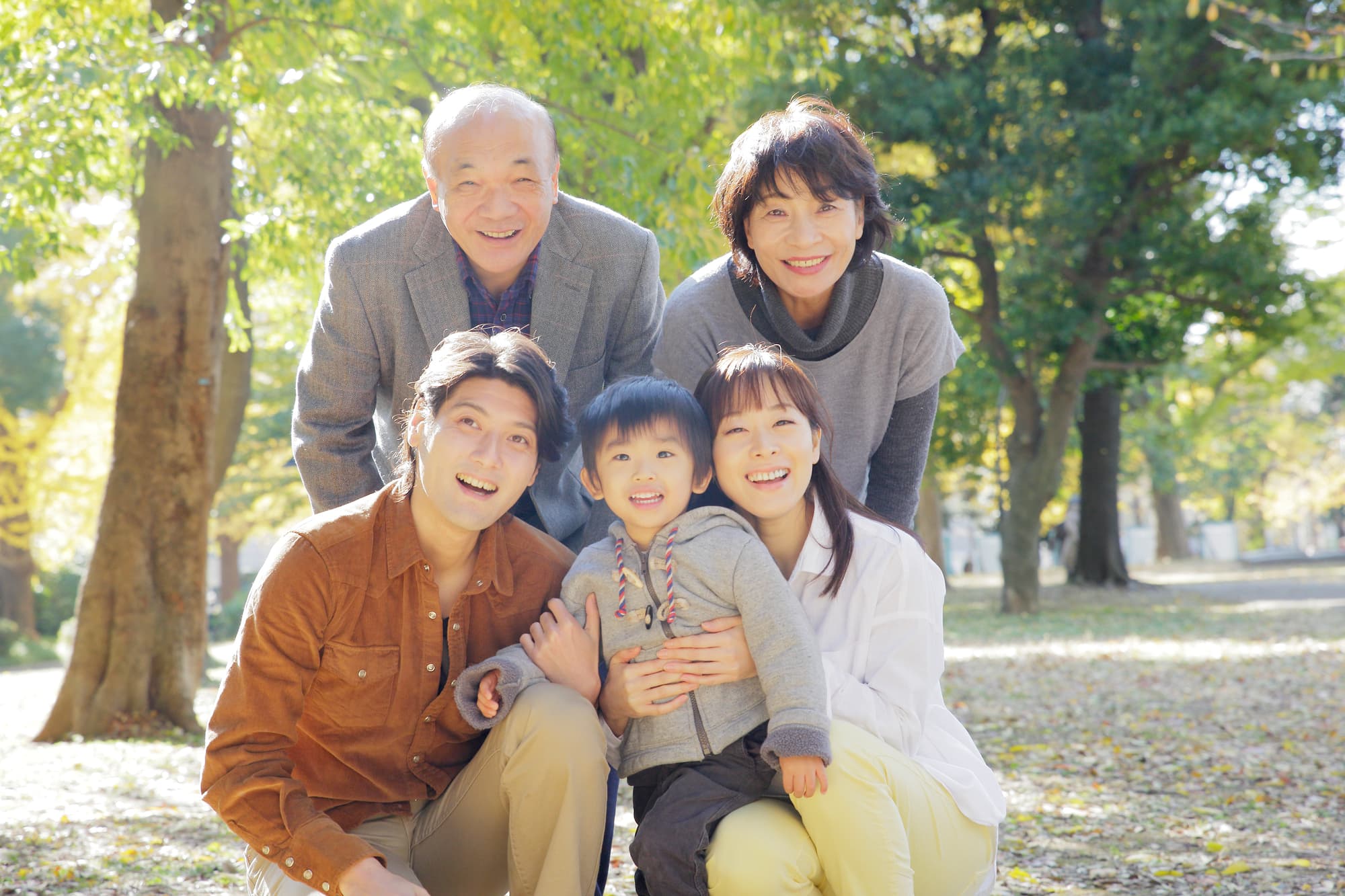 公園で笑顔の三世代家族