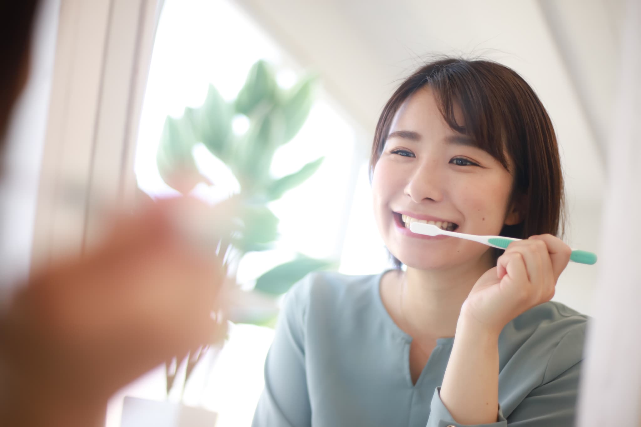 丁寧に歯磨きする女性