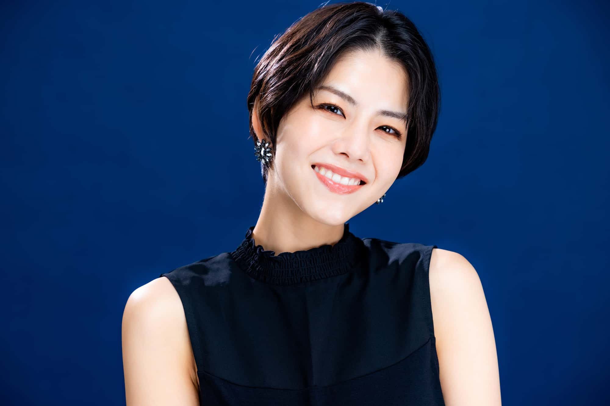 リップアートメイクをして笑顔の女性