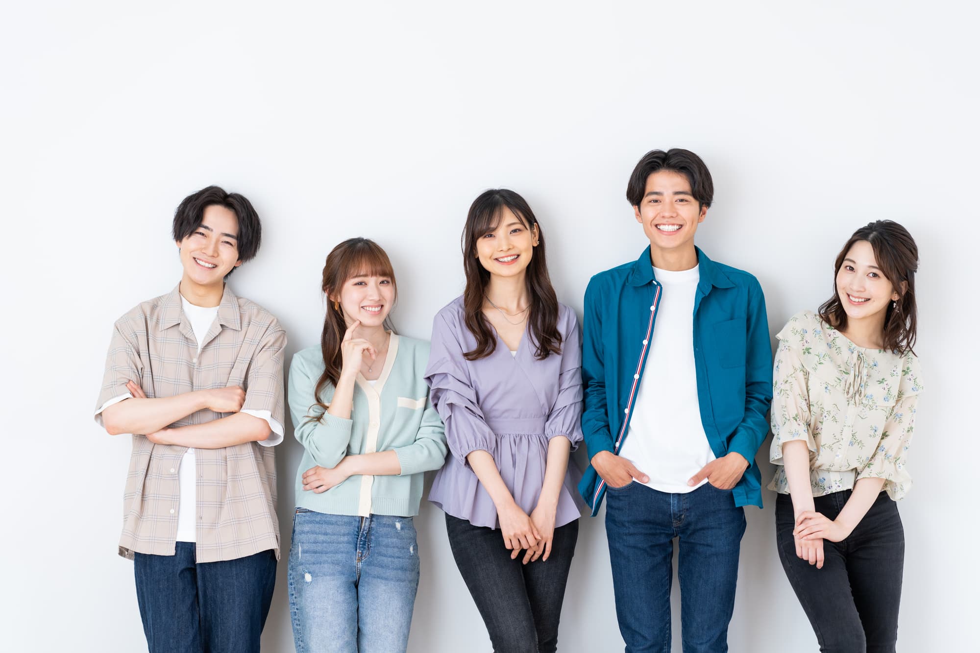 笑顔の若い男女